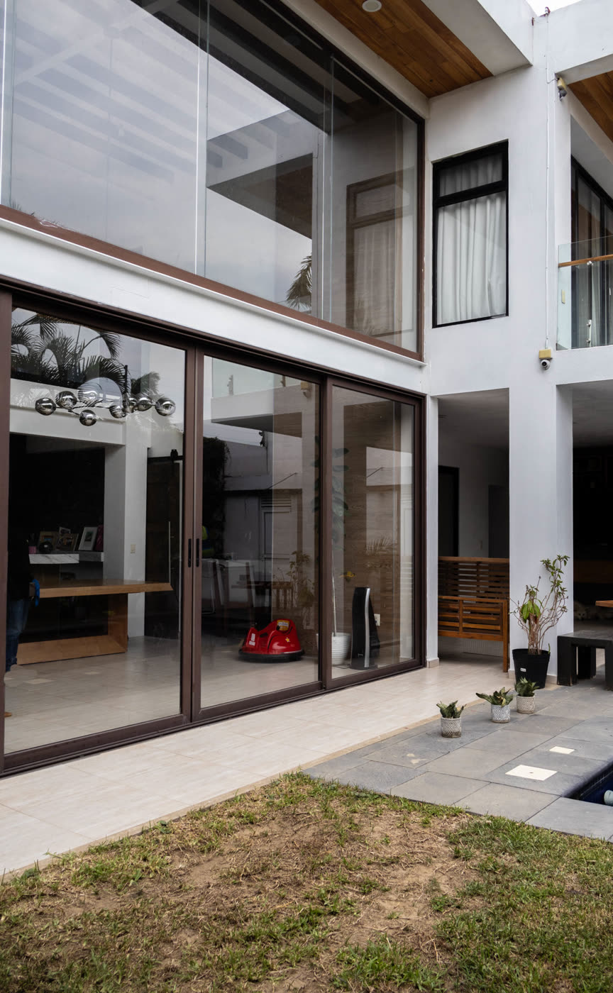 Casa con alberca y ventanales con película