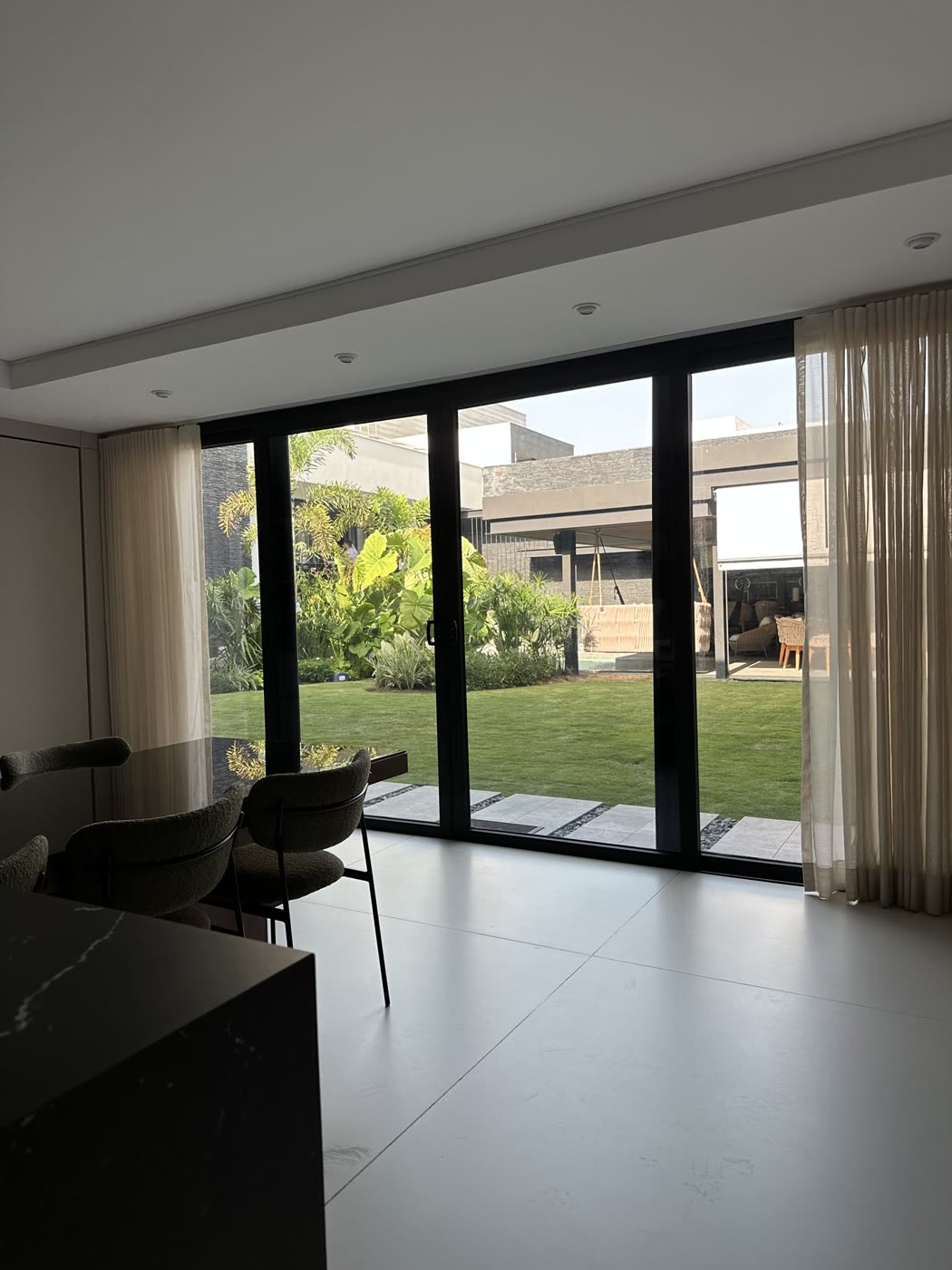 Comedor con cancel hacia el jardín