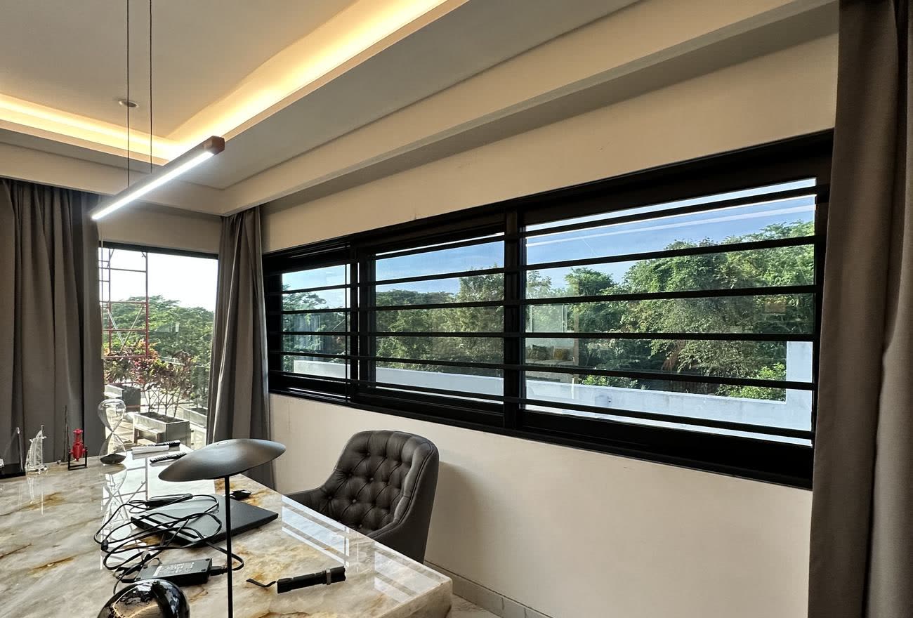 Oficina con ventana corrida con película, vista desde adentro