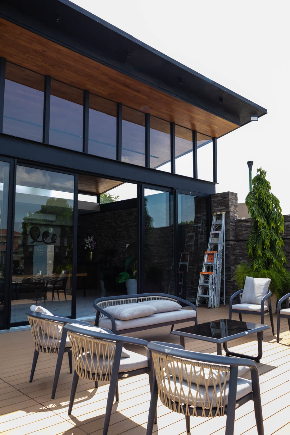 Terraza con ventanales de cancelería negra y película